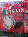 847078 Gezicht op een detail van de 'Berlijnse Muur', een kunstproject van Pet van de Luijtgaarden op het Berlijnplein ...